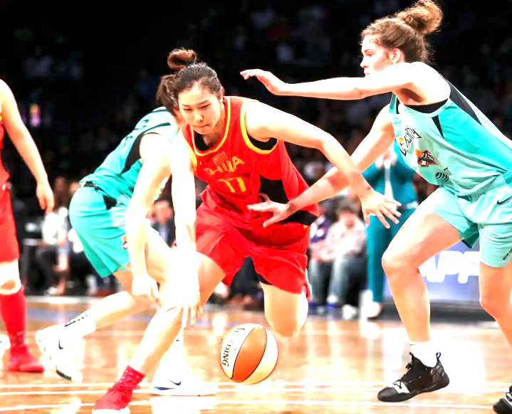 中国女篮轻取马里开门红！3大功臣浮出水面，李月汝21+11统治内线